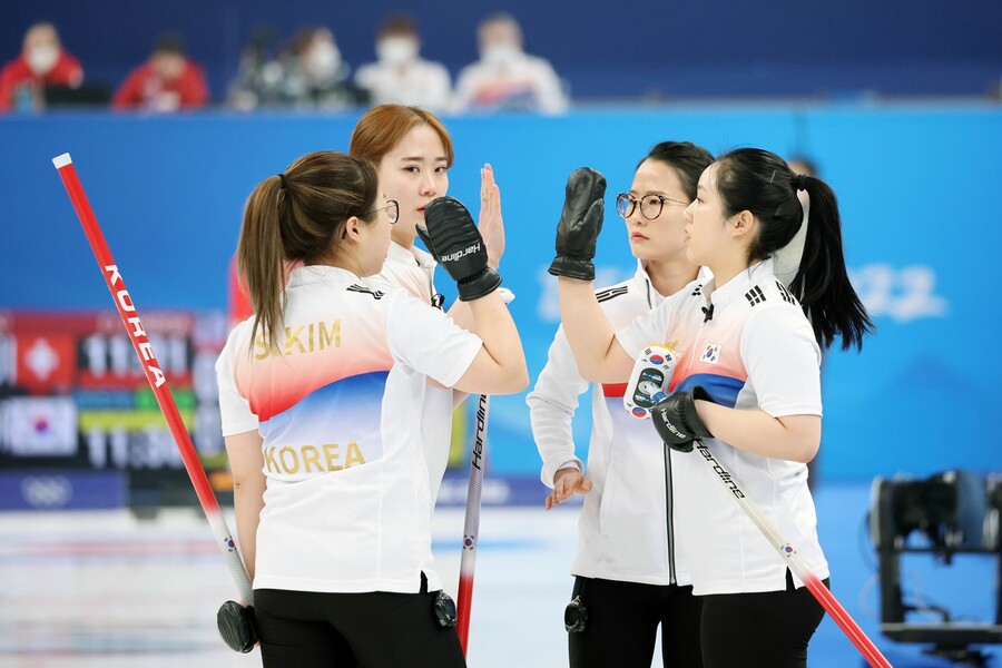 ▲ 팀 킴이 16일 중국 베이징 국립아쿠아틱센터에서 열린 베이징올림픽 컬링 여자 예선 7차전 스위스전에서 하이파이브를 하고 있다. ⓒ연합뉴스
