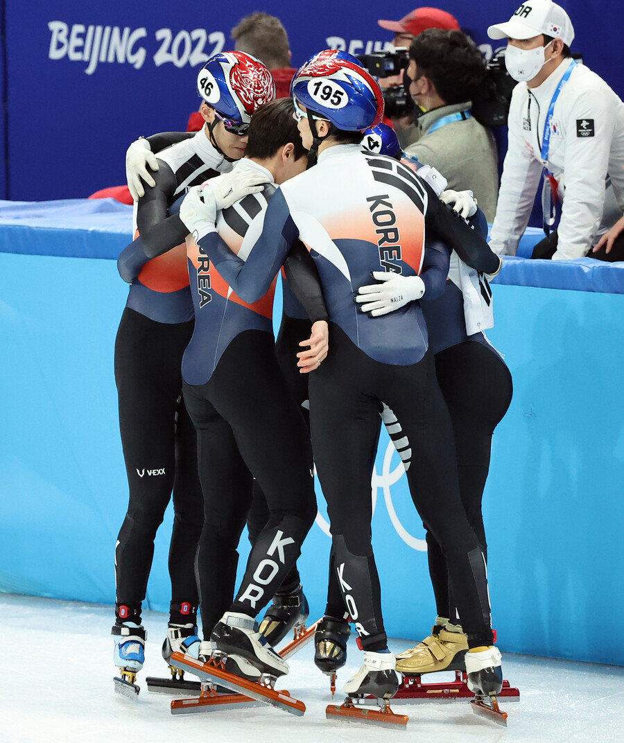 ▲ 쇼트트랙 계주 5000m에서 은메달을 획득하고 서로 축하하는 남자 대표팀 ⓒ연합뉴스