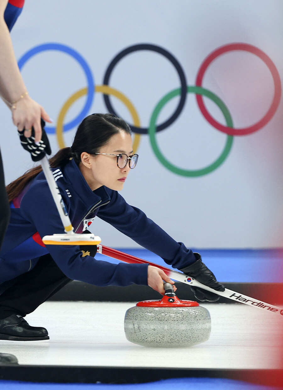 ▲ '팀 킴'의 스킵 김은정이 2022베이징동계올림픽 여자 컬링 예선 8차전 덴마크와 경기서 투구하고 있다. ⓒ연합뉴스