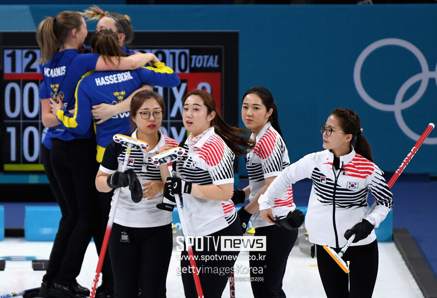 ▲ 2018년 평창 동계 올림픽 여자 컬링 결승전에서 맞붙은 팀 킴과 스웨덴, 이 경기에서는 스웨덴이 승리해 금메달을 획득했고 한국은 은메달을 목에 걸었다.