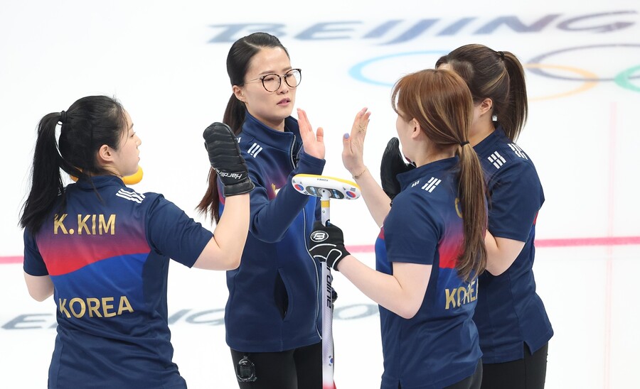 ▲ 팀 킴이 17일 중국 베이징 국립아쿠아틱센터에서 열린 베이징올림픽 컬링 여자 스웨덴과 9차전에서 서로를 격려하고 있다. ⓒ연합뉴스