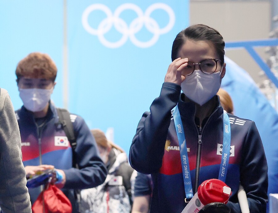 ▲ 김은정(오른쪽)이 17일 중국 베이징 국립아쿠아틱센터에서 열린 베이징올림픽 컬링 여자 스웨덴과 9차전을 마친 뒤 경기장을 빠져나오고 있다. 왼쪽은 임명섭 감독. ⓒ연합뉴스