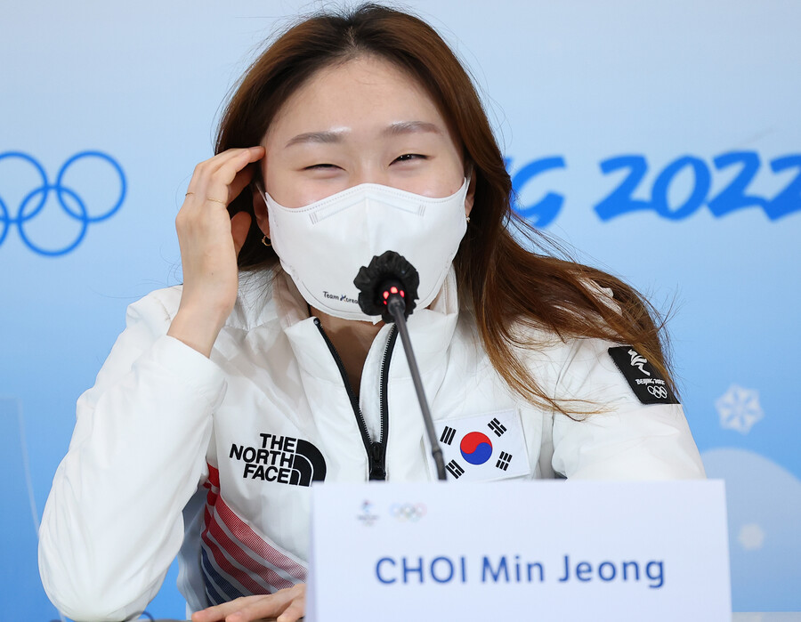 ▲ 2022 베이징동계올림픽 쇼트트랙 여자 1500m 금메달을 획득한 최민정이 17일 중국 베이징의 메인미디어센터(MMC)에서 열린 기자회견에 참석해 마스크를 쓰고 웃고 있다. ⓒ연합뉴스
