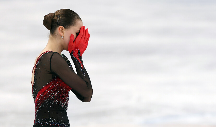 ▲ 2022베이징동계올림픽 여자 싱글 프리스케이팅을 마친 카밀라 발리예바가 흐느끼며 빙판에서 퇴장하고 있다. ⓒ연합뉴스