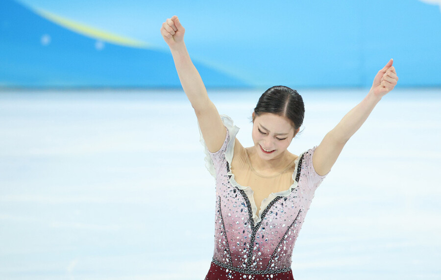 ▲ 유영이 2022베이징동계올림픽 피겨 스케이팅 여자 싱글 프리스케이팅을 마친 뒤 양팔을 들며 환호하고 있다. ⓒ연합뉴스