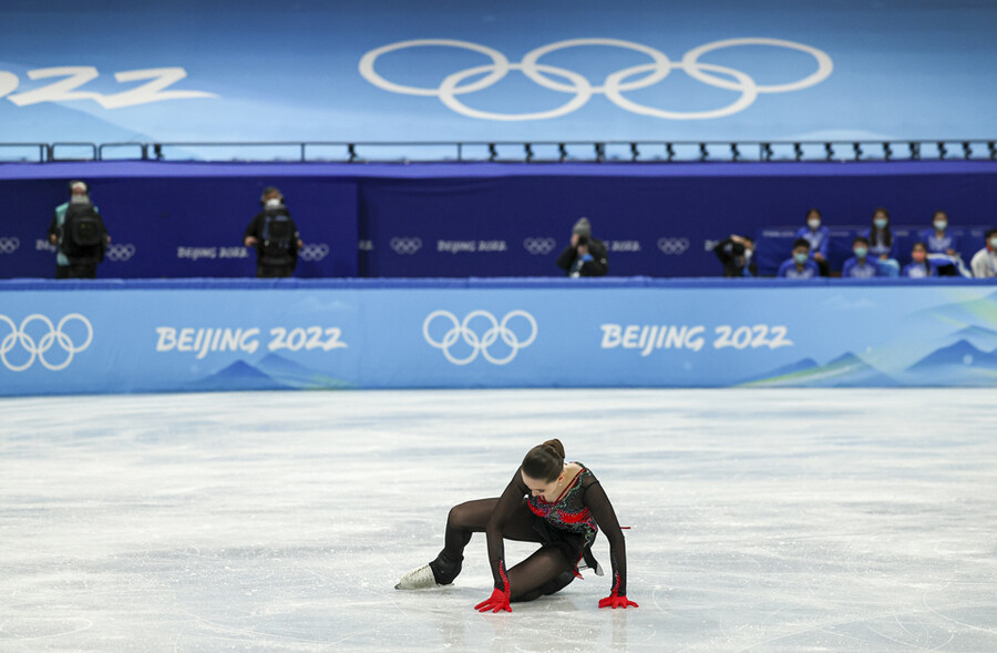 ▲ 카밀라 발리예바가 2022베이징동계올림픽 피겨 스케이팅 여자 싱글 프리스케이팅 경기 도중 실수하며 빙판에 넘어졌다. ⓒ연합뉴스