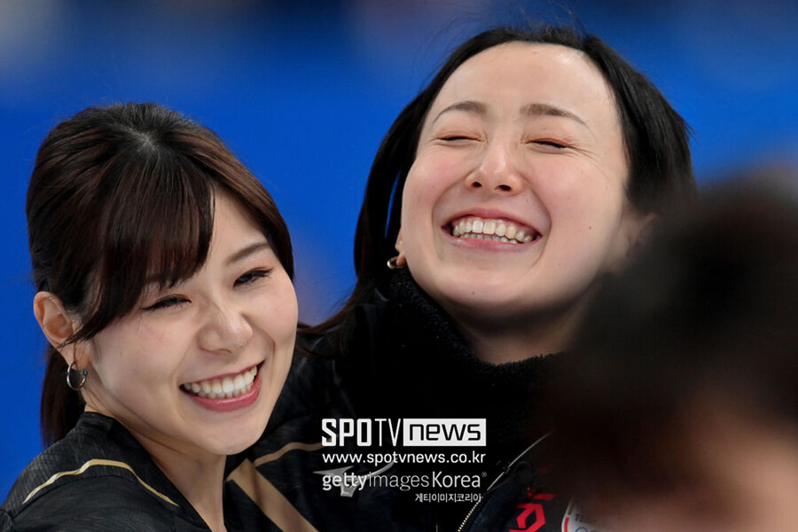 ▲ 2022베이징동계올림픽 여자 컬링 일본 팀의 후지사와 사츠키(가운데)가 한국이 스웨덴에 져 자신들의 4강 진출이 확정되자 기뻐하고 있다.