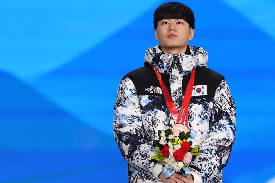 ▲ 김민석이 9일 중국 베이징 메달플라자에서 베이징올림픽 스피드스케이팅 남자 1500m 동메달을 받았다. ⓒ연합뉴스