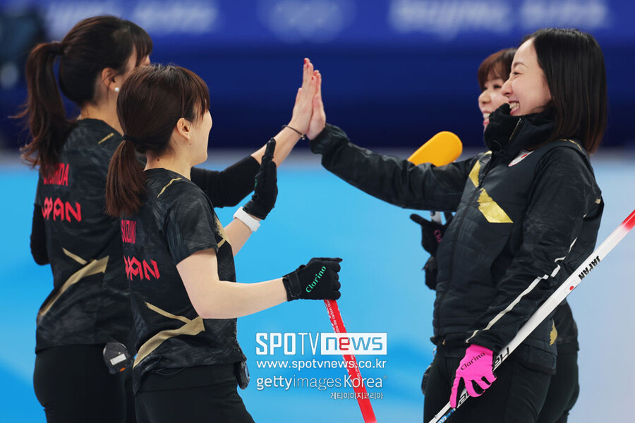 ▲ 2022베이징동계올림픽 여자 컬링 준결승전에서 득점을 올린 뒤 기뻐하는 일본 컬링 대표 팀 '팀 후지사와'