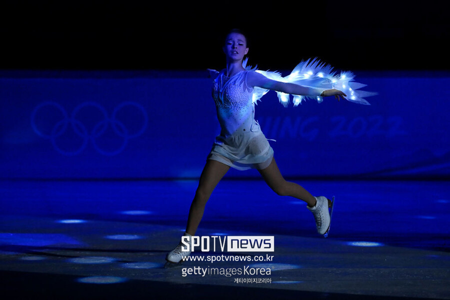 ▲ 2022베이징동계올림픽 여자 싱글 금메달리스트인 안나 쉐르바코바가 갈라쇼에서 퍼포먼스를 펼치고 있다.