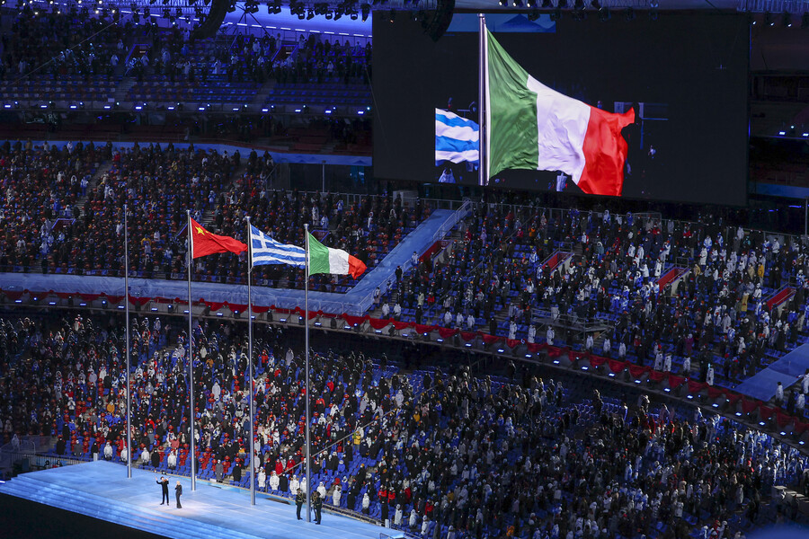 ▲ 2026 동계올림픽 개최지인 이탈리아 국기가 올라가고 반도 모양이 LED 위해 구현됐다. ⓒ연합뉴스