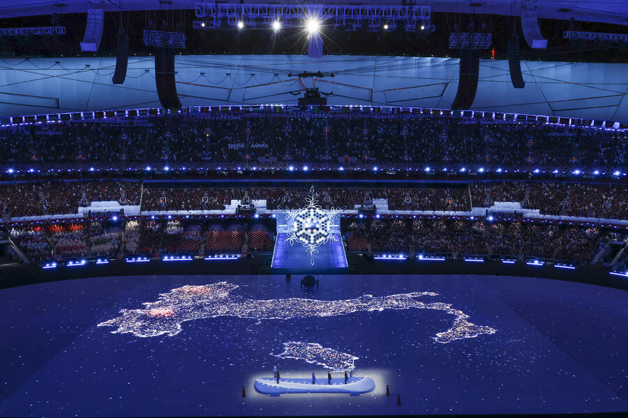 ▲ 2026 동계올림픽 개최지인 이탈리아 국기가 올라가고 반도 모양이 LED 위해 구현됐다. ⓒ연합뉴스