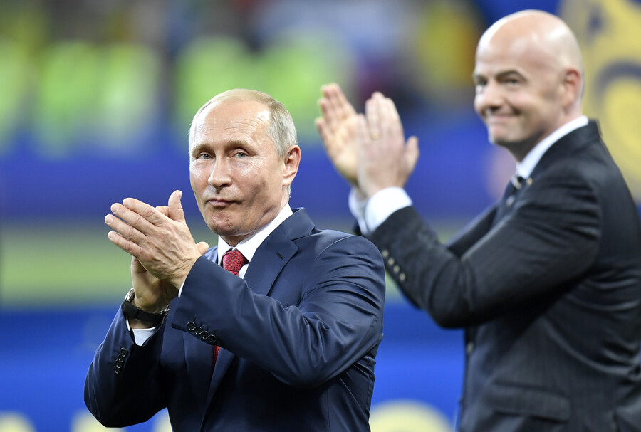 ▲ 블라디미르 푸틴 러시아 대통령(왼쪽)과 잔니 인판티노 FIFA 회장 ⓒ연합뉴스/AP