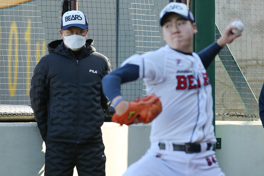 ▲ 선동열 전 야구대표팀 감독(왼쪽)이 최승용의 투구를 지켜보고 있다. ⓒ 두산 베어스