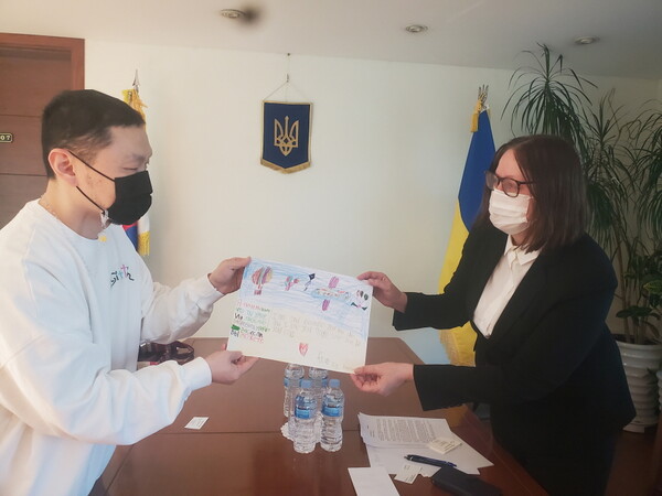 ▲ 양동근(왼쪽)이 2일 주한 우크라이나 대사관에 성금과 그림을 전달하고 있다. 제공|조엔엔터테인먼트