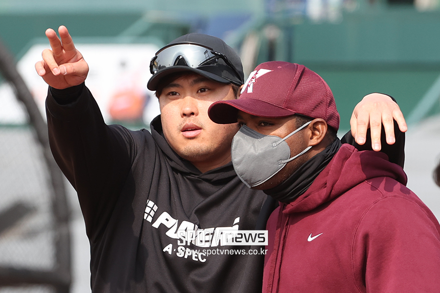 ▲ 류현진 푸이그 ⓒ곽혜미 기자