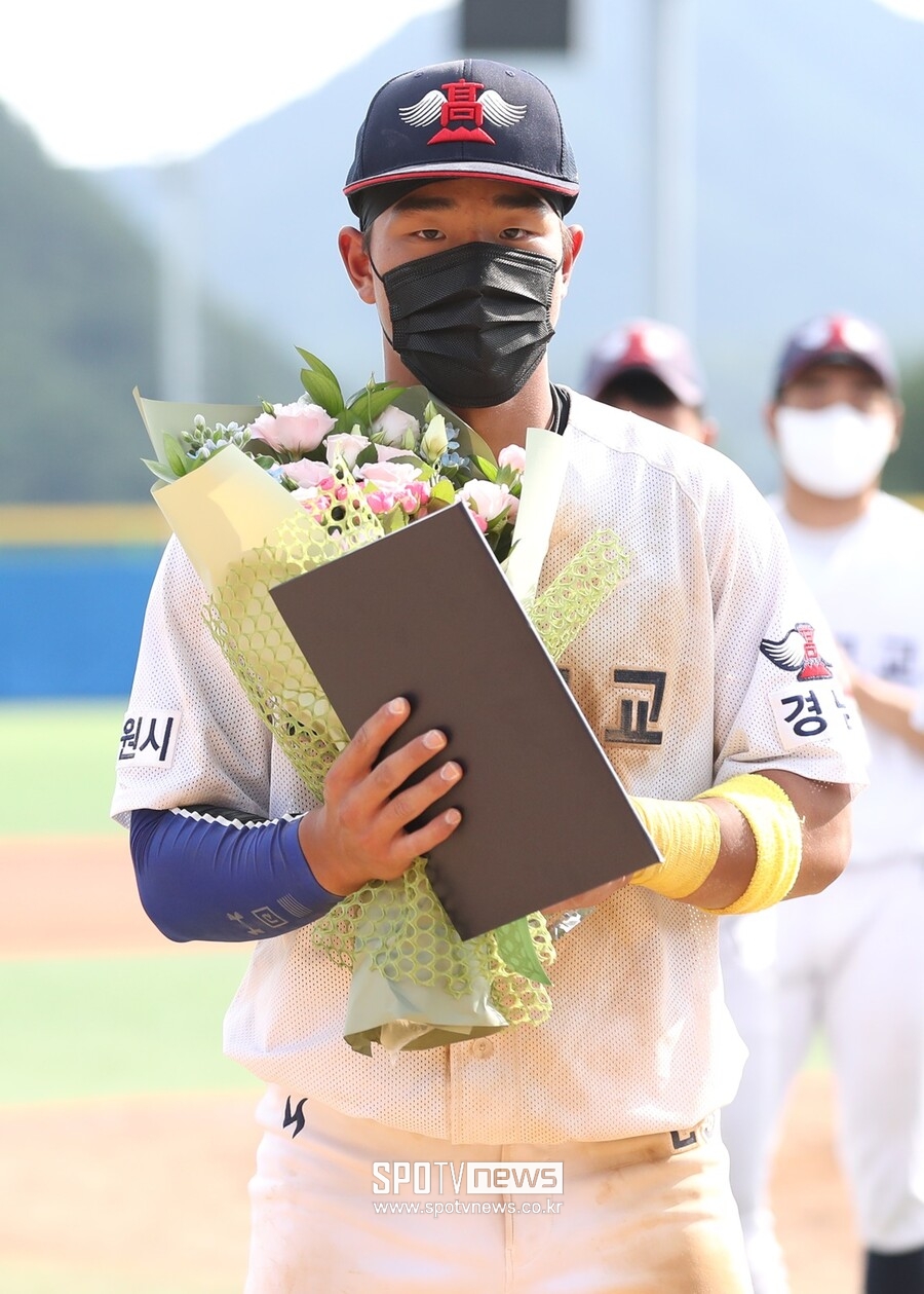 ▲ 마산고 3학년이던 지난해 8월 협회장기 도루상을 받은 안현민. ⓒ곽혜미 기자