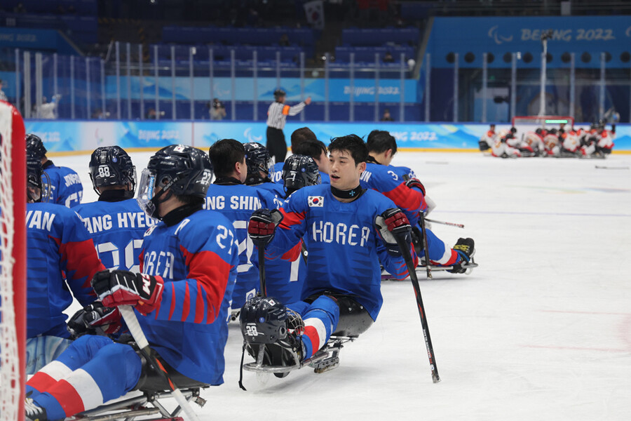 ▲ 한국 파라아이스하키 대표 팀이 2022베이징패럴림픽 아이스하키 동메달 결정전을 마친 뒤 서로 격려하고 있다. ⓒ연합뉴스