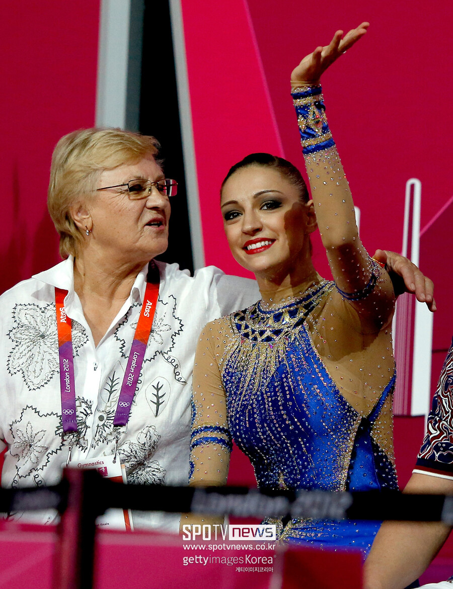 ▲ 예브게니아 카나예바(오른쪽)와 지도자인 베라 슈테르바움 코치