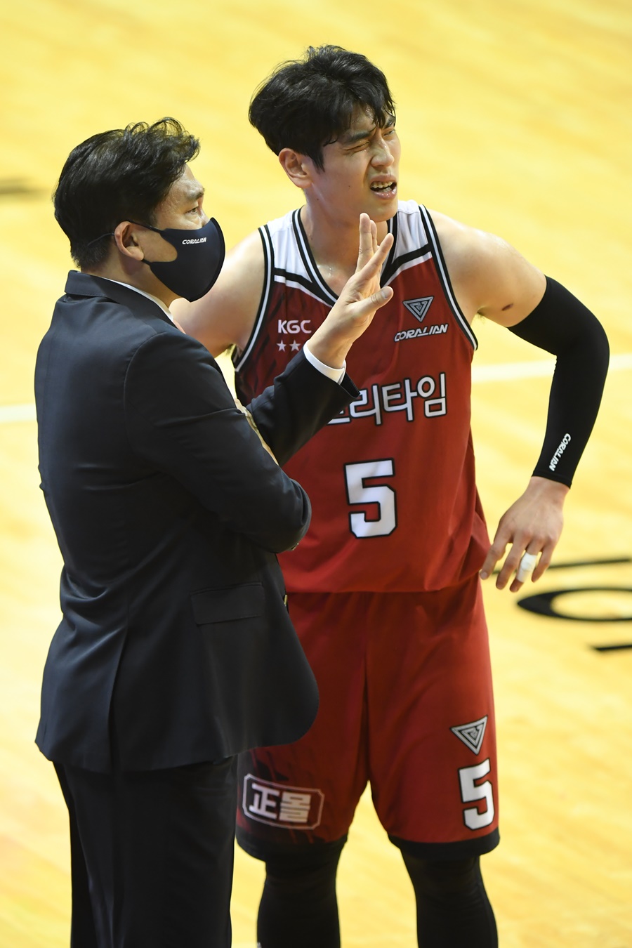 ▲ 김승기 감독(왼쪽) ⓒ KBL