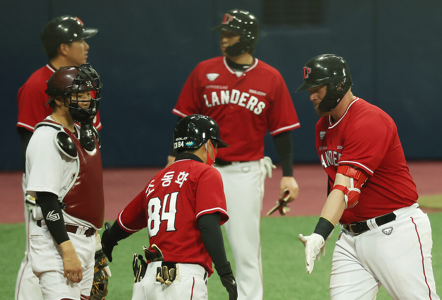 ▲ SSG 새 외국인 타자 케빈 크론이 시범경기 첫 홈런을 기록했다. ⓒ 연합뉴스