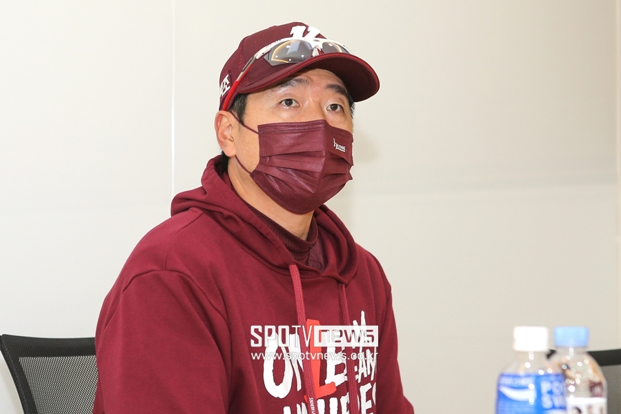 ▲ 홍원기 키움 히어로즈 감독이 19일 한화 이글스와 시범경기를 앞두고 강정호 복귀에 대한 생각을 밝혔다. ⓒ곽혜미 기자