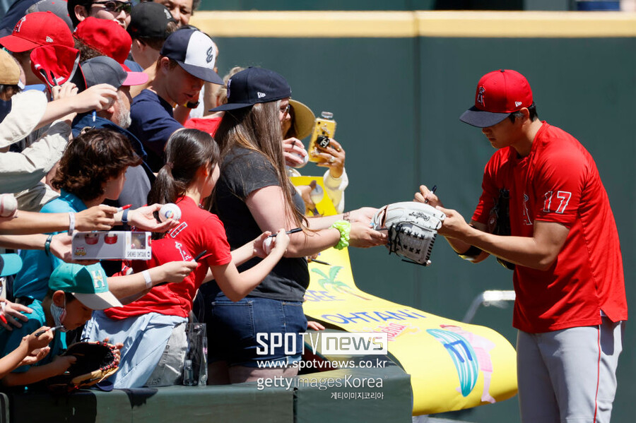 ▲ 오타니 쇼헤이(오른쪽)와 팬들.