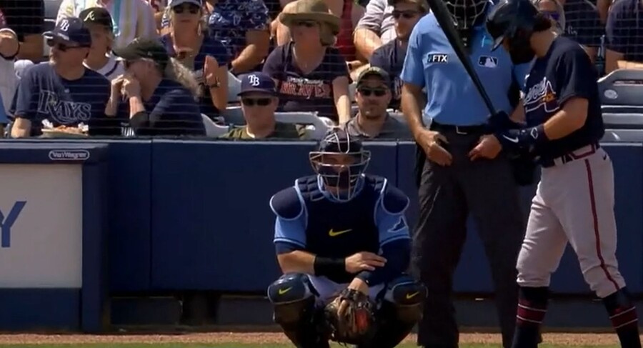 ▲ 팔에 착용한 사인 통신기로 사인을 전달하고 있는 마이크 주니노. ⓒ MLB.com 영상 캡처