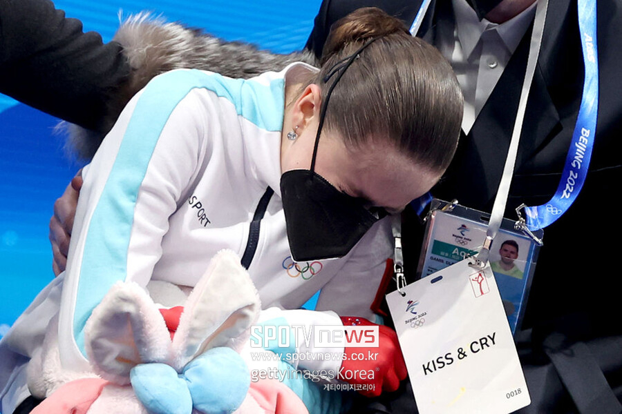 ▲ 2022베이징동계올림픽에서 프리스케이팅을 마친 뒤 코치 품에서 흐느끼고 있는 카밀라 발리예바