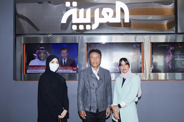 ▲ 이수만 총괄 프로듀서(가운데) ‘사바 알 아라비아 모닝쇼’ PD(왼쪽)와 기자. 제공|SM엔터테인먼트