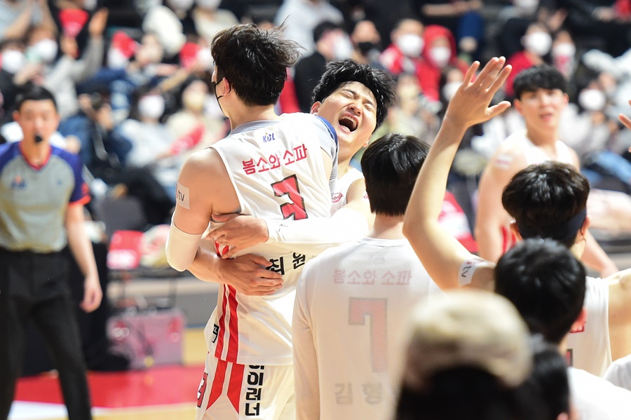 ▲ 서울 SK 선수들이 정규 시즌 우승 후 기뻐하고 있다 ⓒ KBL