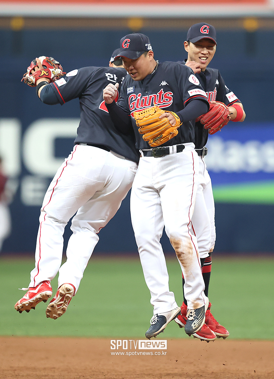 ▲ 한동희 안치홍 박승욱 ⓒ곽혜미 기자