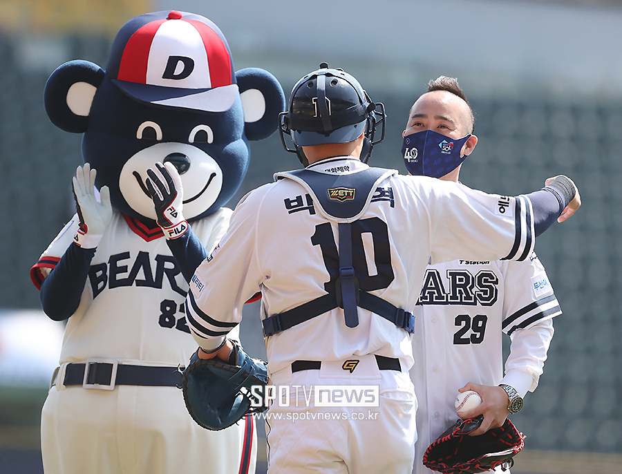 ▲ 유희관 박세혁 ⓒ곽혜미 기자