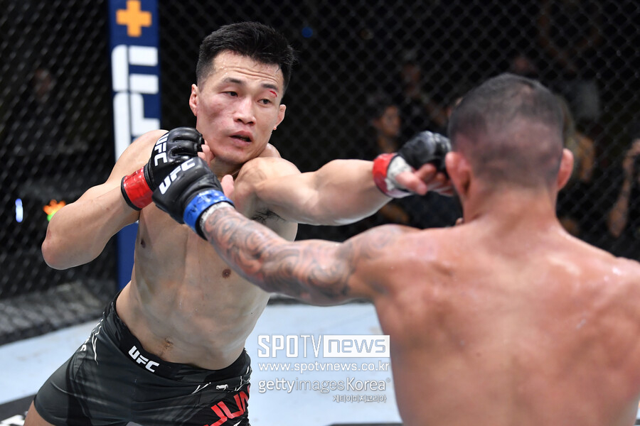▲ 정찬성(왼쪽)은 오는 10일(한국 시간) 한국인 최초 UFC 챔피언에 도전한다.