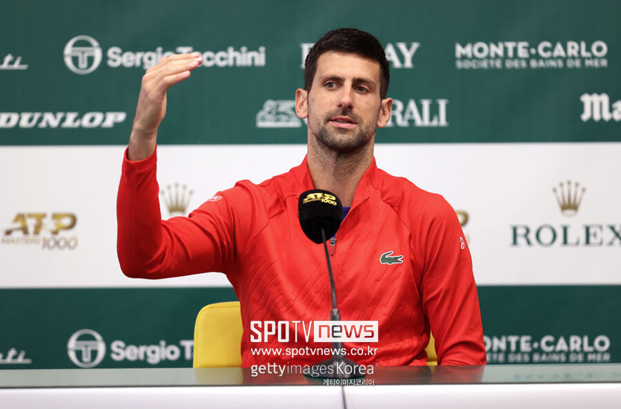 ▲ 2022 ATP 투어 몬테카를로 마스터스 단식 2회전에서 탈락한 노박 조코비치가 공식 기자회견에서 답변하고 있다.