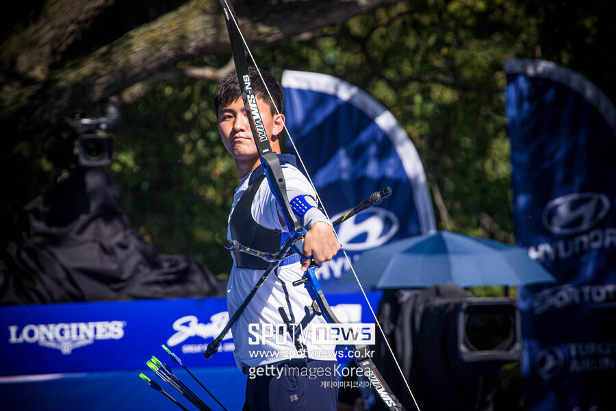▲ 김제덕이 2022년 항저우 아시안게임에서 금메달을 조준한다.