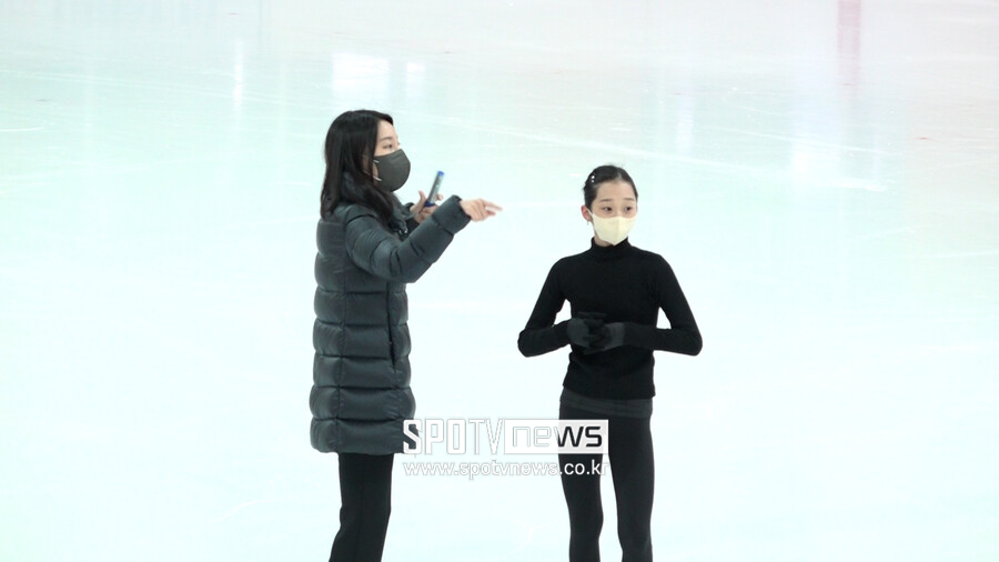 ▲ 신지아(오른쪽)와 박빛나 코치 ⓒ고척동 제니스 스포츠클럽 아이스링크, 임창만 기자