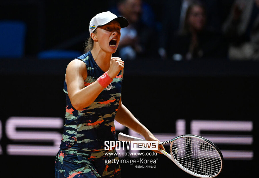 ▲ 이가 시비옹테크가 2022 WTA 포르쉐 그랑프리 준결승전에서 득점을 올린 뒤 환호하고 있다.