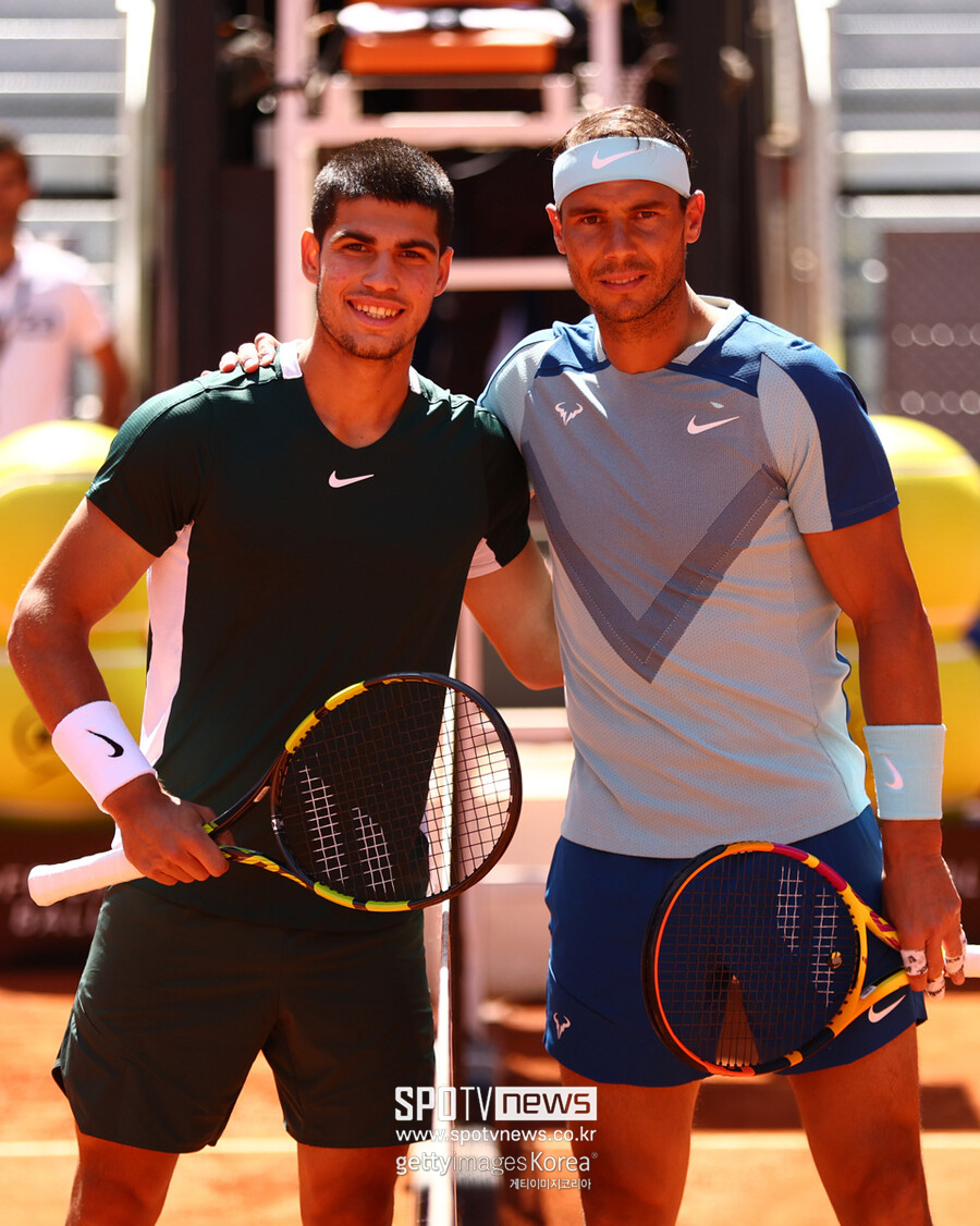 ▲  2022 ATP 투어 마드리드 오픈 8강전에서 맞붙은 카를로스 알카라스(왼쪽)와 라파엘 나달
