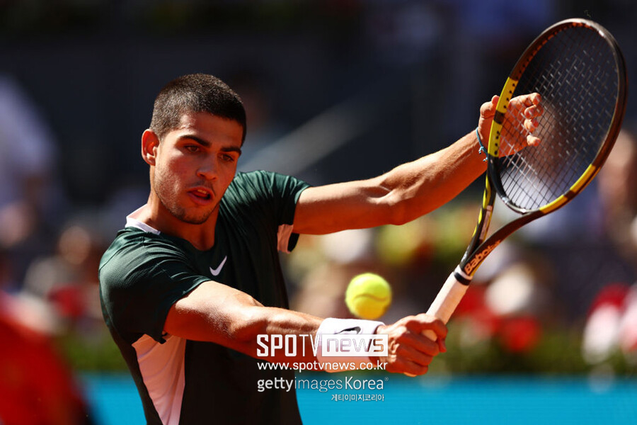 ▲ 2022 ATP 투어 마드리드 오픈 8강전에서 백핸드를 치고 있는 카를로스 알카라스