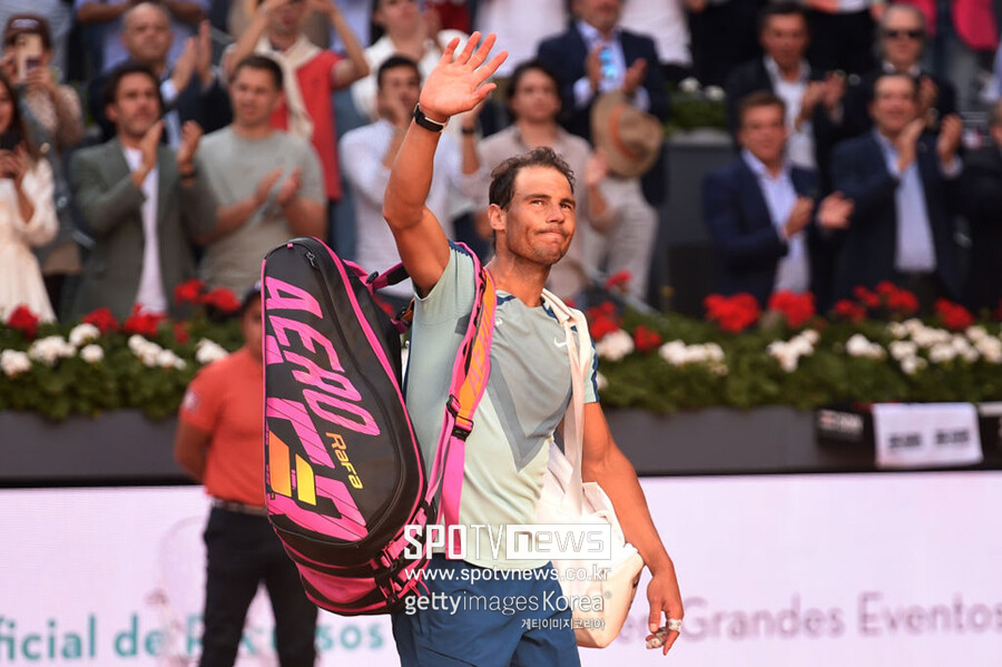 ▲ 2022 ATP 투어 마드리드 오픈 8강에서 탈락한 뒤 관중들의 갈채에 답례하며 퇴장하는 라파엘 나달