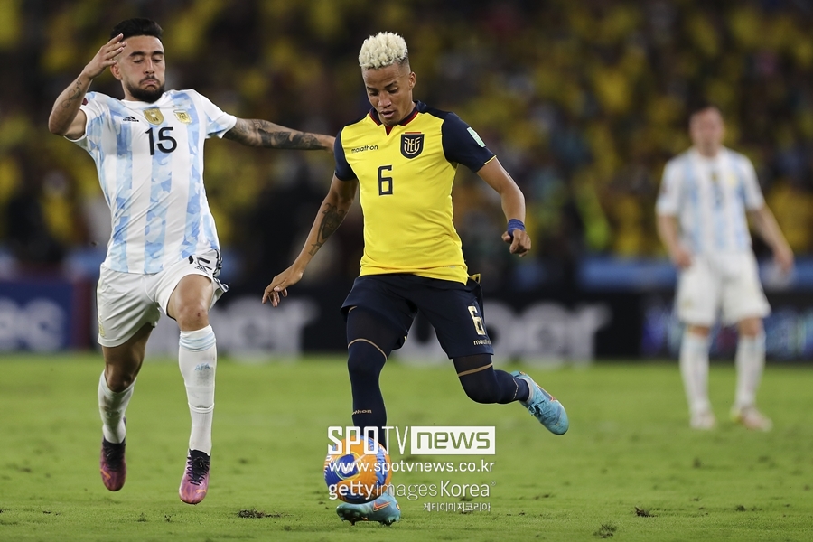 에콰도르 국가대표로 아르헨티나와 2022 카타르 월드컵 남미지역 예선에 출전했던 바이런 카스티요. 