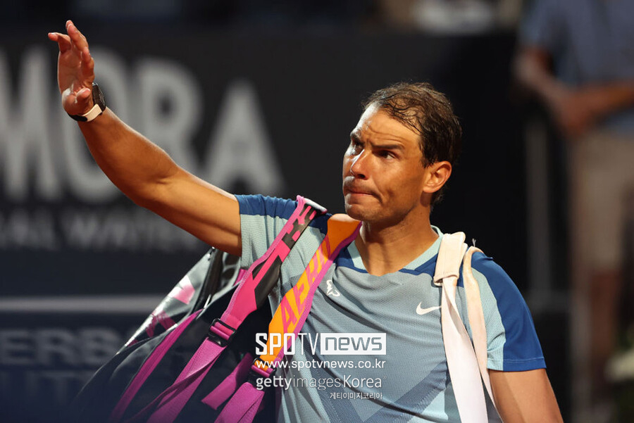 ▲ 2022 ATP 투어 인터내셔널 BNL 이탈리아 단식 16강에서 탈락한 뒤 관중들의 갈채에 답례하며 퇴장하는 라파엘 나달