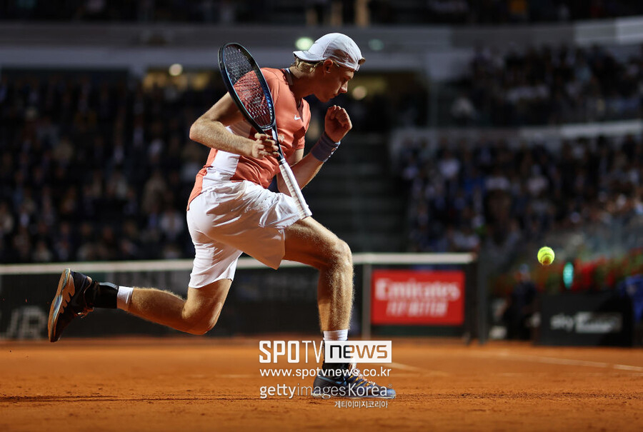 ▲ 2022 ATP 투어 인터내셔널 BNL 이탈리아 단식 16강전에서 득점을 올린 뒤 환호하는 데니스 샤포발로프