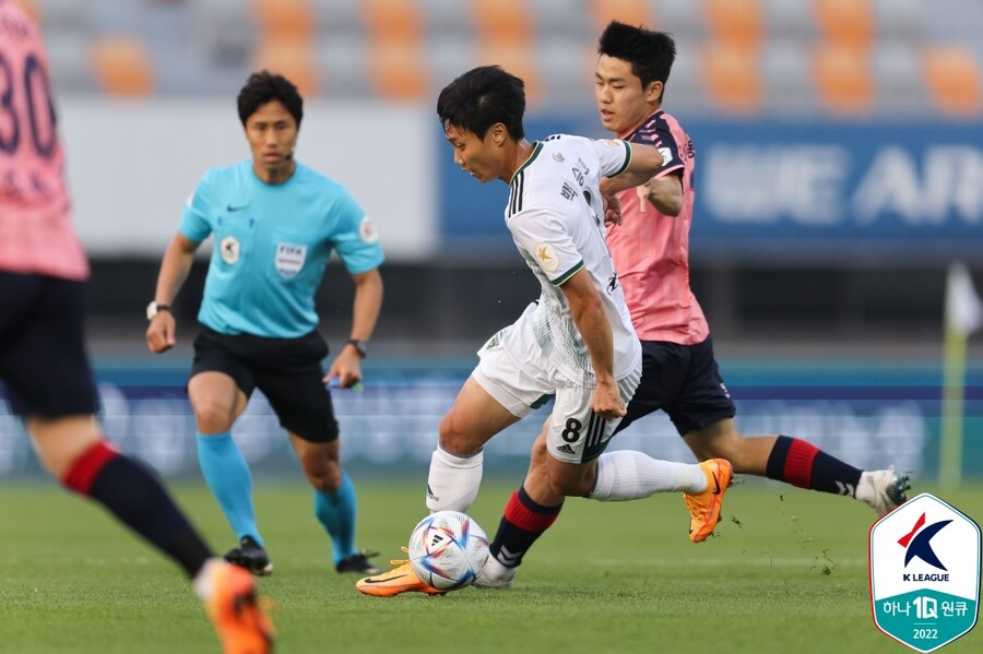 ▲ 파울루 벤투 축구대표팀 감독은 6월 A매치 명단 발표를 하루 앞두고 수원종합운동장을 찾아 수원FC-전북 현대 주요 선수들을 점검했다. ⓒ한국프로축구연맹