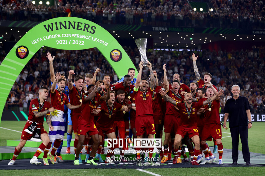▲ AS 로마가 유럽축구연맹(UEFA) 유로파컨퍼런스리그 초대 챔피언이 됐다.