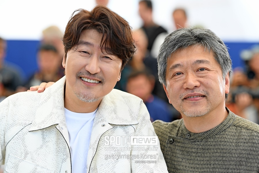 ▲ 브로커 칸 영화제 포토콜. 송강호(왼쪽), 고레에다 히로카즈 감독 ⓒ게티이미지코리아