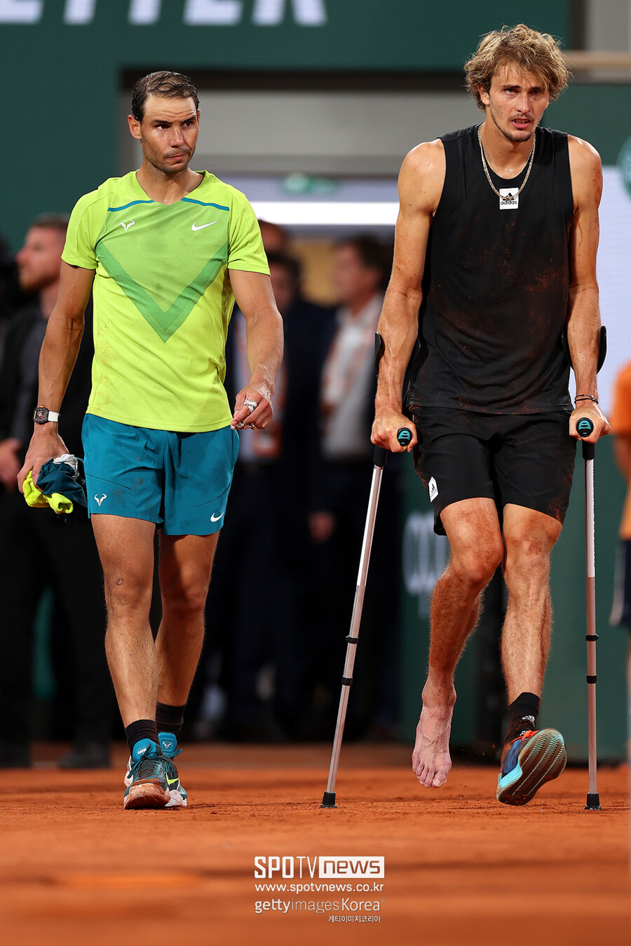 ▲ 2022년 롤랑가로스 프랑스 오픈 남자 단식 준결승전에서 오른쪽 발목 부상으로 기권한 알렉산더 즈베레프(오른쪽)와 라파엘 나달