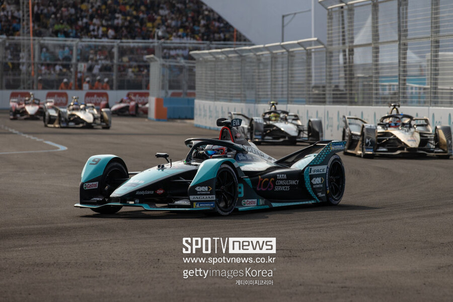 ▲ 2022 포뮬러E 자카르타 대회에서 레이싱을 펼치고 있는 미치 에반스