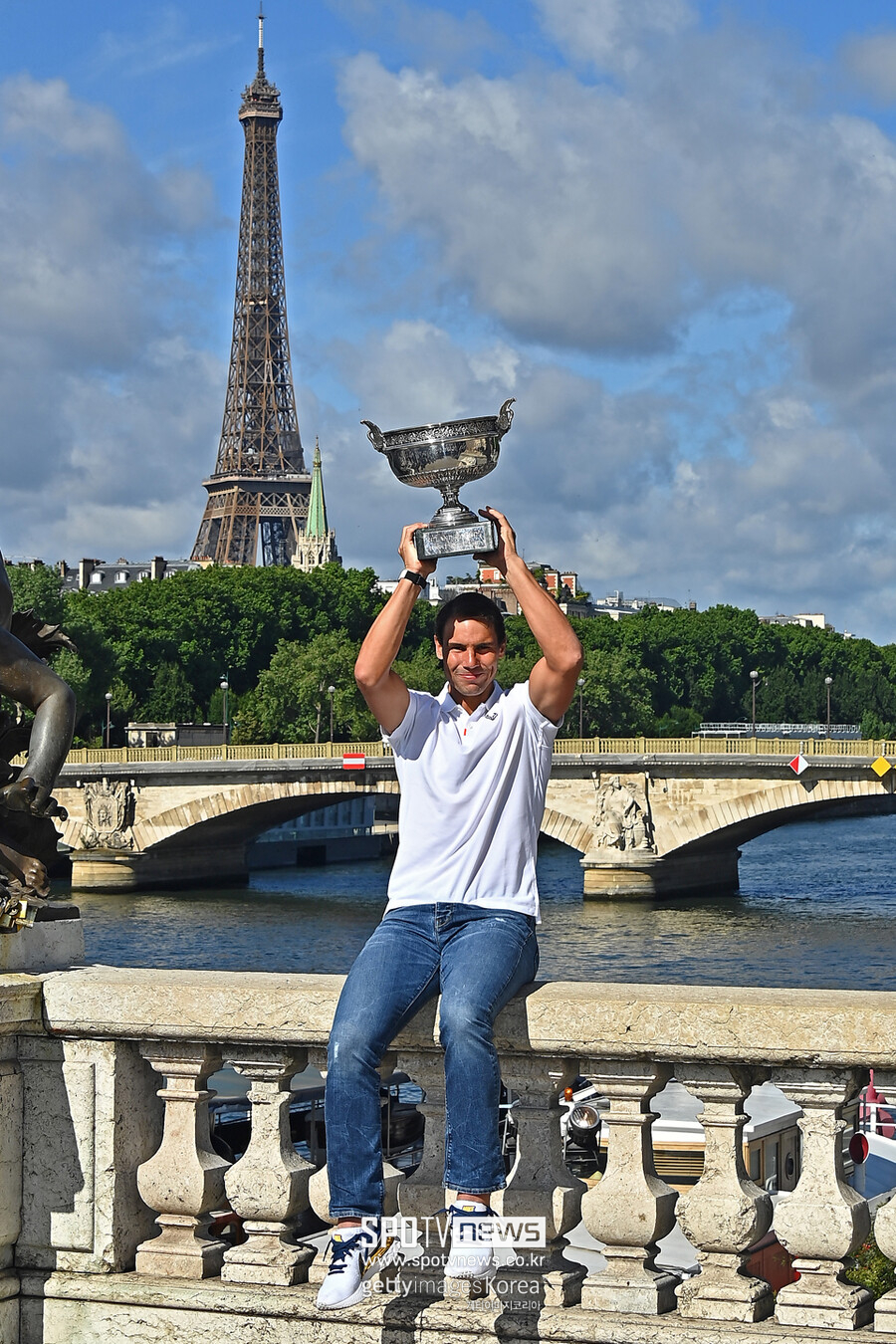 ▲ 2022년 롤랑가로스 프랑스 오픈 남자 단식에서 우승한 라파엘 나달이 파리 에펠탑을 배경으로 기념촬영을 하고 있다.